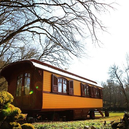 Bed and Breakfast Les Roulottes Du Lot Gramat Esterno foto