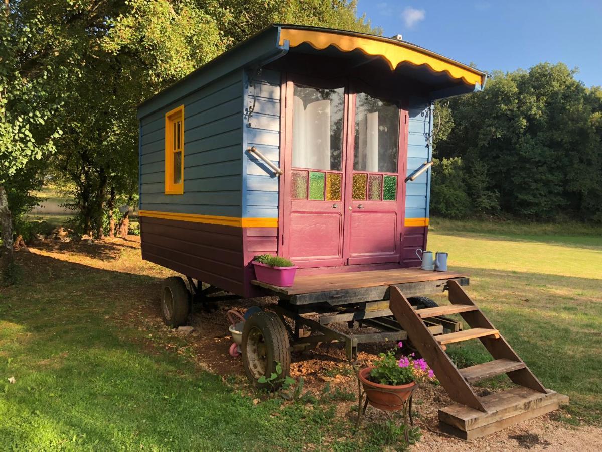 Bed and Breakfast Les Roulottes Du Lot Gramat Esterno foto