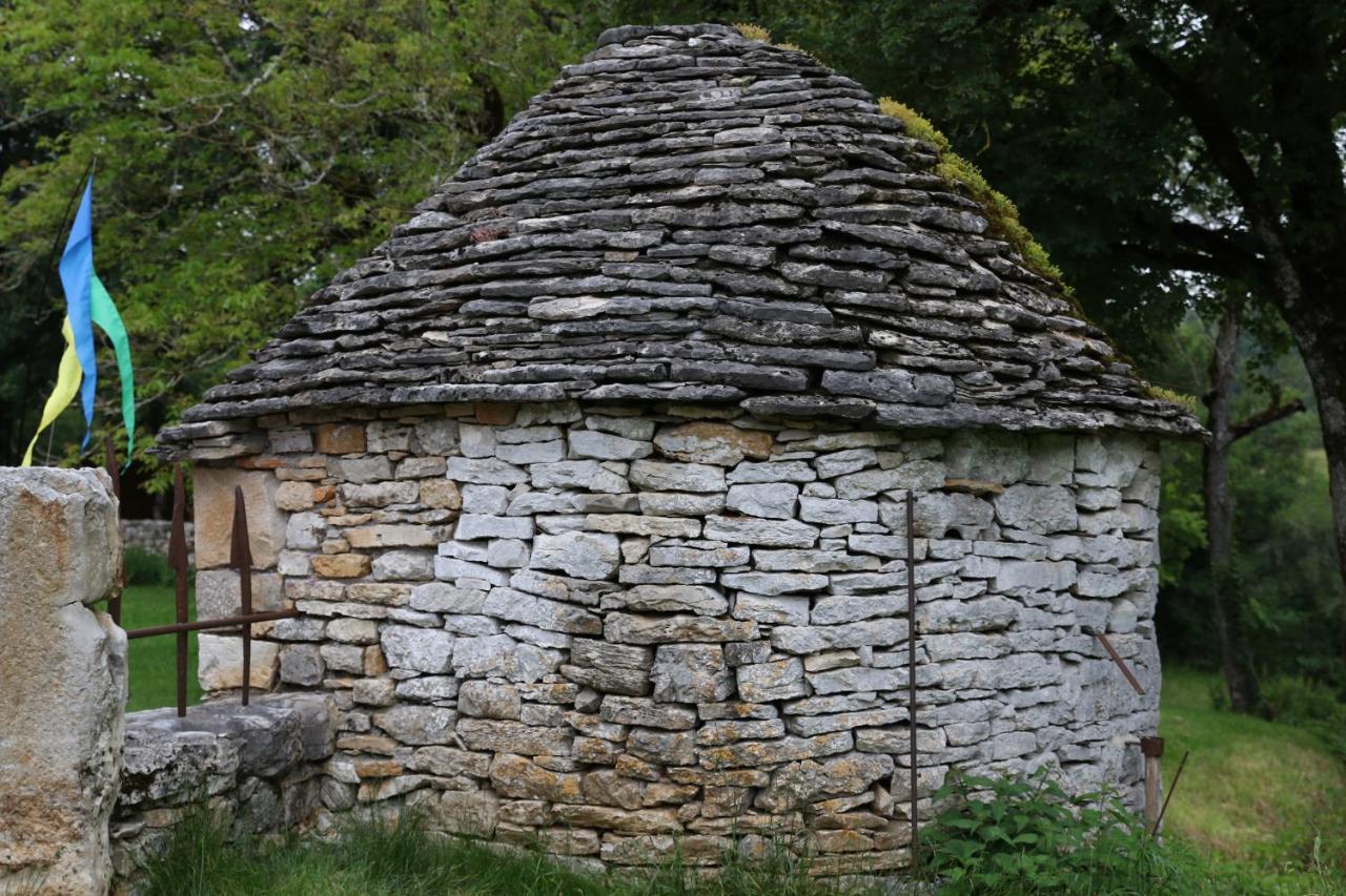 Bed and Breakfast Les Roulottes Du Lot Gramat Esterno foto